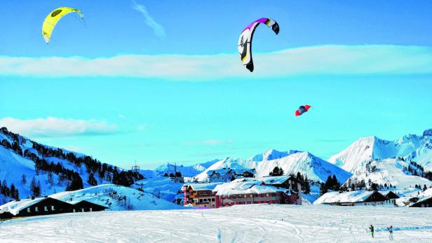 Snowkiting-Anfänger üben in Obertauern zunächst auf einem relativ flachen Hang