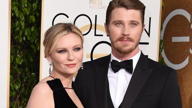 Kirsten Dunst und Jesse Plemons posieren auf dem roten Teppich.
