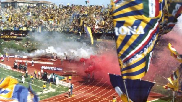 Meisterfeier bei Hellas Verona Platz 6: Kaum zu glauben, dass vor etwas mehr als 30 Jahren in Verona der Titel gefeiert wurde: Nach einer sensationellen Saison 1984/1985 holte Hellas Verona den bisher einzigen Scudetto der Vereinsgeschichte.