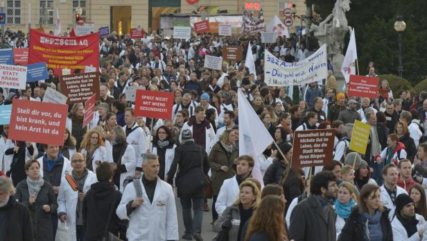 Vorgeschmack: Im März demonstrierten 2000 Ärzte gegen Einsparungen in den Gemeindespitälern