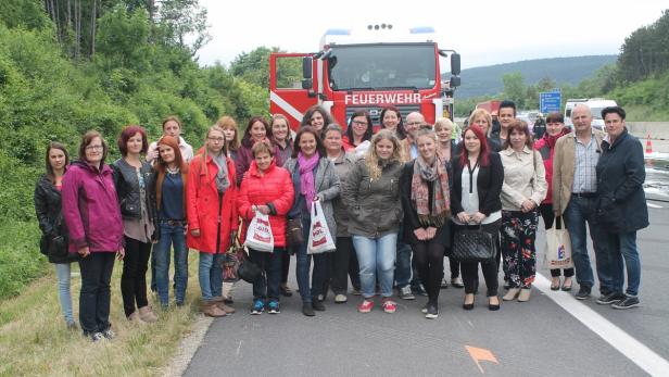 Die Mitarbeiter eines Wurtsproduzenten aus der Steiermark ließen sich die Stimmung auch von einem brennenden Bus am Weg zum ESC nicht verderben.