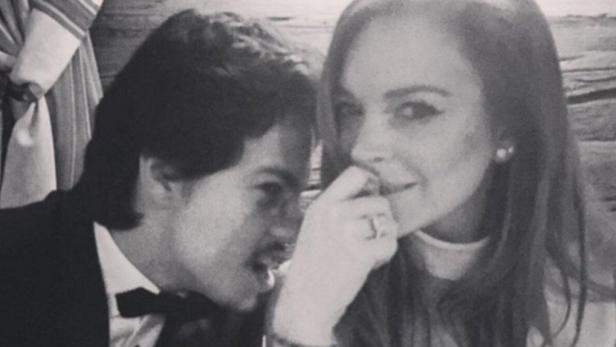 Ein Schwarzweißfoto von Lindsay Lohan mit einem Mann im Smoking.