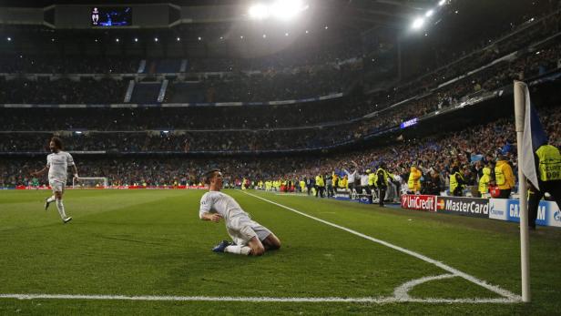 Cristiano Ronaldo jubelt auf dem Rasen in einem Fußballstadion.