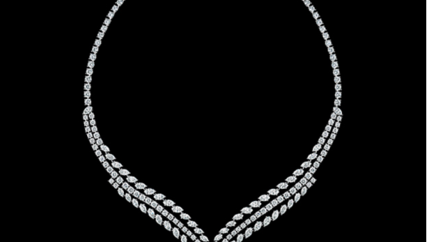 Eine elegante Halskette mit Diamanten auf schwarzem Hintergrund.