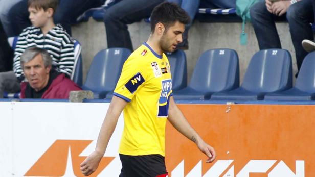 Fussball, Bundesliga; FAC - SKN St.Poelten Abgang: Petrovic musste in der ersten Minute vom Platz.