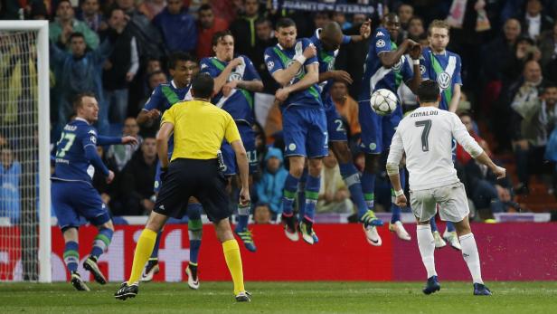 Cristiano Ronaldo von Real Madrid vor einer Mauer von Wolfsburg-Spielern.