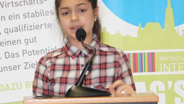Emina Piragić (Musik-/Informatik-MittelSchule Wendstattgasse, Wien; BKS/Bosnisch) prangerte an, dass zwar in der Kinderrechtskonvention im Artikel 2 das Recht auf Gleichbehandlung aller Kinder verankert ist, aber noch immer Millionen von Kindern keine Chance auf Bildung haben.
