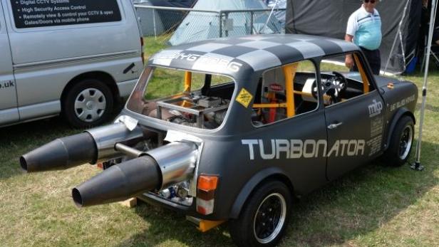 Ein modifizierter Mini Cooper mit zwei Turbinen am Heck und der Aufschrift „Turbonator“.