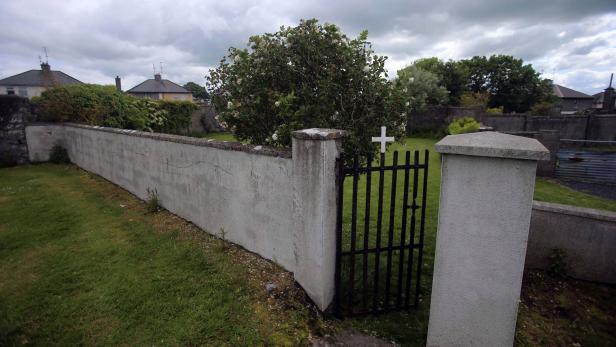 Der Eingang zu dem Gelände in Tuam, County Galway