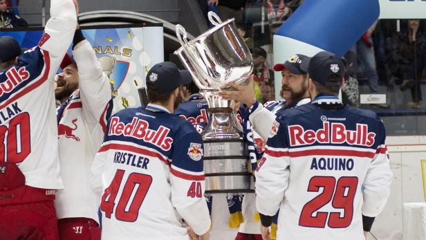 Der Meister-Pokal fiel den Salzburgern aufs Eis.