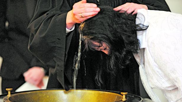 Immer mehr Muslime lassen sich in Österreich taufen.