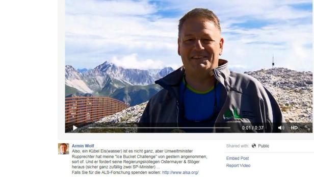 Minister Rupprechter präsentiert sich auf der Facebook-Page von Armin Wolf bei der Ice Bucket-Challenge. Der Eintrag ist mittlerweile gelöscht.