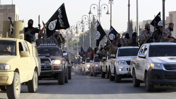IS-Kämpfer feiern in ihrer Hochburg Raka, Syrien. Im Irak mussten die Dschihadisten hingegen erstmals eine Niederlage einstecken