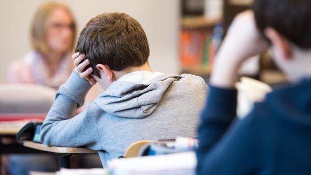 ABD0018_20160410 - Der Schüler Thomas liest am 06.04.2016 im Gymnasium in Alsdorf (Nordrhein-Westfalen) während einer Dalton-Stunde in einem Buch. Im Alsdorfer Gymnasium dürfen Schüler je nach Neigung früher oder später kommen. Foto: Marius Becker/dpa (zu dpa-KORR: &quot;Länger schlafen! - Gymnasiasten haben in Alsdorf &quot;Gleitzeit&quot;&quot; vom 10.04.2017 +++(c) dpa - Bildfunk+++