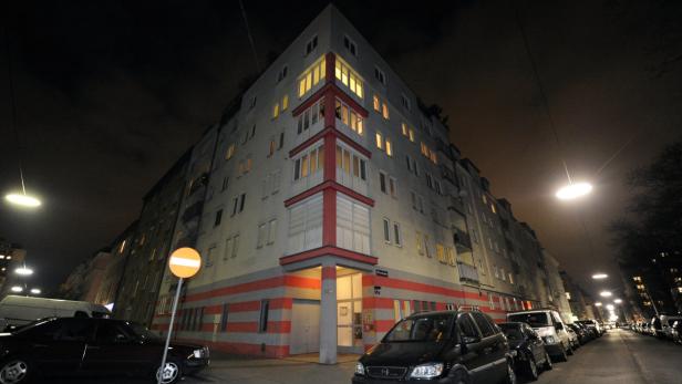 APA11840660 - 11032013 - WIEN - ÖSTEREICH: In einer Wohnung am Laubeplatz in Wien-Favoriten sind am Montagvormittag, 11. März 2013, zwei Leichen entdeckt worden. Dabei handelt es sich laut Polizei um eine 50-jährige Frau sowie deren 52-jährigen Ex-Mann, den sie erschossen hat, bevor sie sich selbst tötete. Eine Obduktion wurde angeordnet. Im Bild: Das Wohnhaus in dem die Tat geschah. APA-FOTO: HERBERT P. OCZERET
