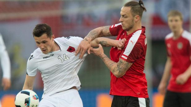 Albaniens Taulant Xhaka (li.) testete im März auch schon gegen Österreichs Auswahl.