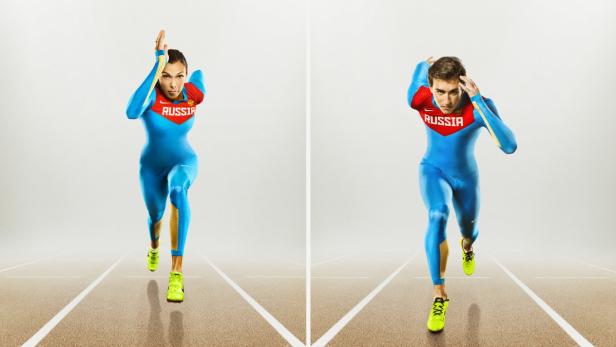 Zwei Athleten in blauen Russland-Anzügen laufen auf einer Laufbahn.