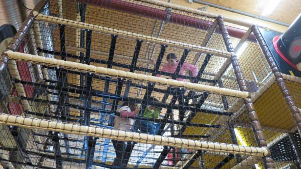 Ebene für Ebene klettern die Kids innen rauf