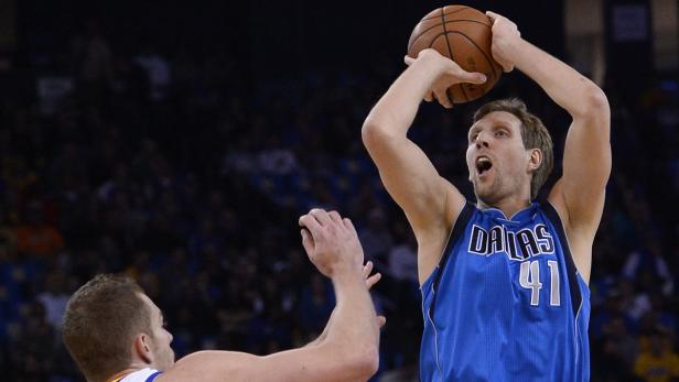 Dirk Nowitzki beim Wurf auf den Korb während eines Basketballspiels.