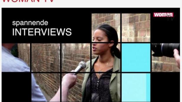 Eine Frau wird für „Woman TV“ interviewt.
