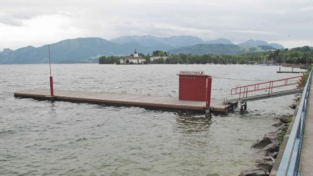 Die jungen Leute sprangen in den 19 Grad kalten Traunsee