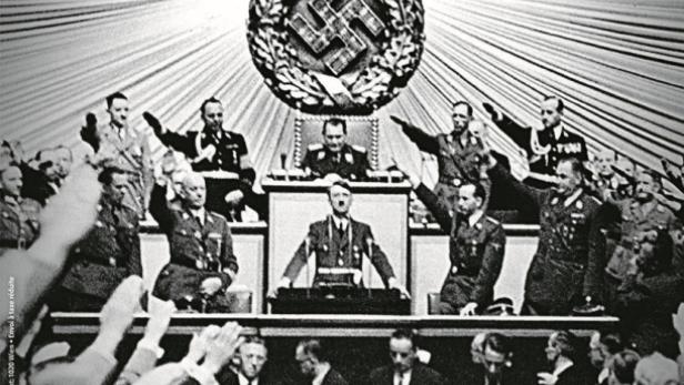 Das Cover des „profil thema HISTORY“-Magazins zeigt eine Rede Adolf Hitlers vor Publikum.