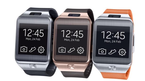 Drei Smartwatches mit unterschiedlichen Armbändern zeigen die Uhrzeit 12:45.