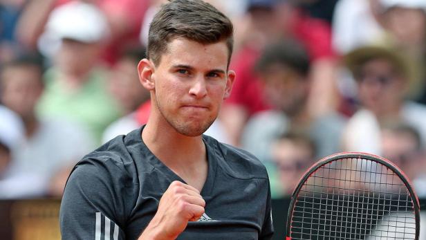 Dominic Thiem ballt die Faust auf einem Tennisplatz.