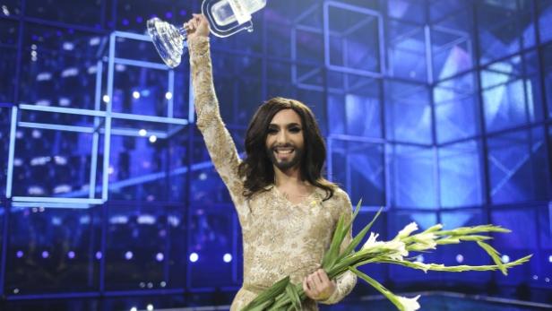 Conchita Wurst hält den Siegerpokal des Eurovision Song Contest in die Höhe.