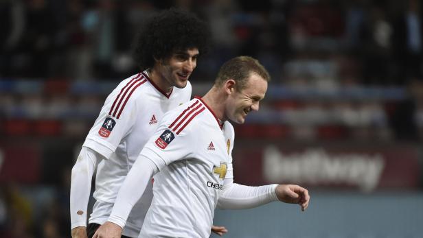 Wayne Rooney und Marouane Fellaini in einem Fußballspiel.