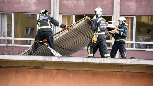 Feuerwehrleute bei Aufräumungsarbeiten bei der Pradler Volksschule in Innsbruck
