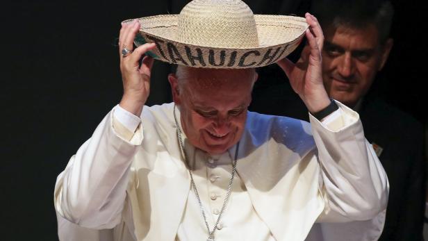 Sichtlich erfreut: Der bolivianische Präsident Evo Morales schenkte Papst Franziskus einen Sombrero.