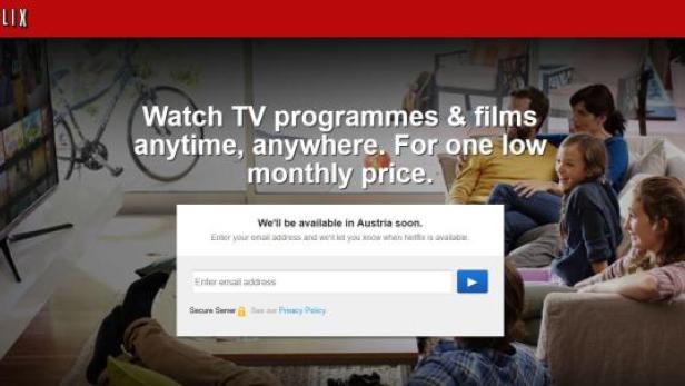 Eine Familie entspannt sich zu Hause und genießt das Streaming-Angebot von Netflix.