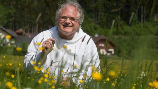 Johannes Pausch hat 1993 das Europakloster Gut Aich gegründet. Um es am Laufen zu halten, verkauft er auch Kräuter an Interspar