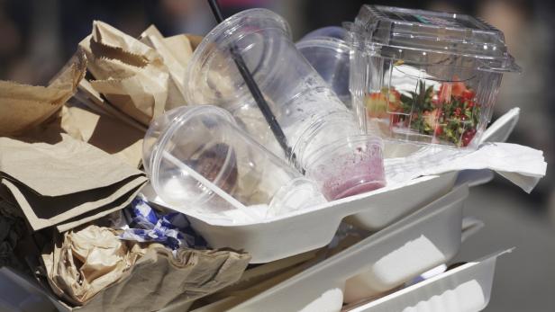 Ein Stapel benutzter Einwegbehälter und Papiertüten.