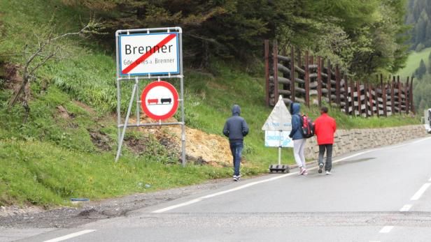 Flüchtlinge passieren die Grenze zu Tirol.