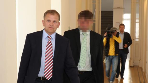 Anwalt Schwarzmayr-Lindinger (li.) mit dem verurteilten Polizisten