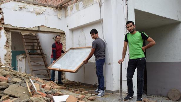 Seit März arbeiten fünf Flüchtlinge ehrenamtlich im Altenheim in Gols. Wo derzeit noch der Schutt eines abgerissenen Hauses beseitigt werden muss, soll ein Garten entstehen