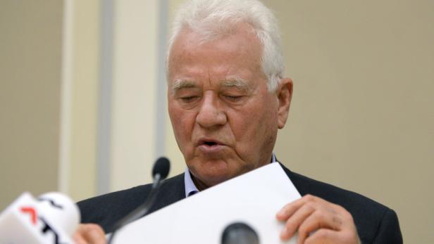 APA14358286-2 - 29082013 - WIEN - ÖSTERREICH: ZU APA-TEXT II - Parteigründer Frank Stronach am Donnerstag, 29. August 2013, im Rahmen einer Pressekonferenz zum Thema &quot;Veröffentlichung der Steuerunterlagen&quot; in Wien. APA-FOTO: HANS KLAUS TECHT