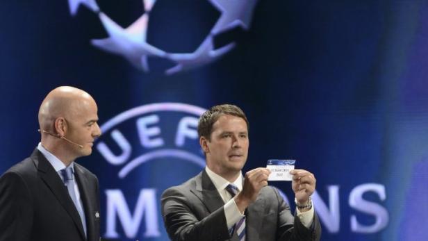 Former England striker Michael Owen (R) attends the draw for the 2013/2014 UEFA Champions League Cup soccer competition at Monaco&#039;s Grimaldi Forum in Monte Carlo August 29, 2013. REUTERS/Jean Pierre Amet (MONACO - Tags: SPORT SOCCER)