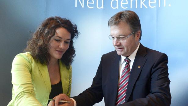 epa03699854 Federal Gouvernor of Tyrol, Guenther Platter of the Austrian People&#039;s Party (OeVP) and Ingrid Felipe, of the Austrian Green Party during a press conference to a black-green coaliton for Tyrol in Innsbruck, Austria, 14 May 2013. EPA/THOMAS BÖHM/TT