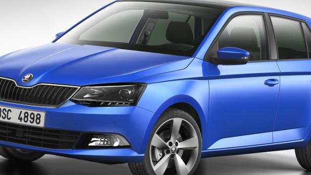 Ein blauer Škoda Fabia vor einem neutralen Hintergrund.