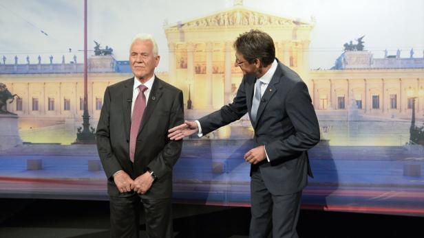 APA14368848 - 29082013 - WIEN - ÖSTERREICH: Team Stronach Spitzenkandidat Frank Stronach (l.) und BZÖ-Obmann Josef Bucher am Donnerstag, 29. August 2013, vor Beginn einer ORF-TV-Konfrontation zur NR-Wahl 2013 in Wien. APA-FOTO: HERBERT NEUBAUER