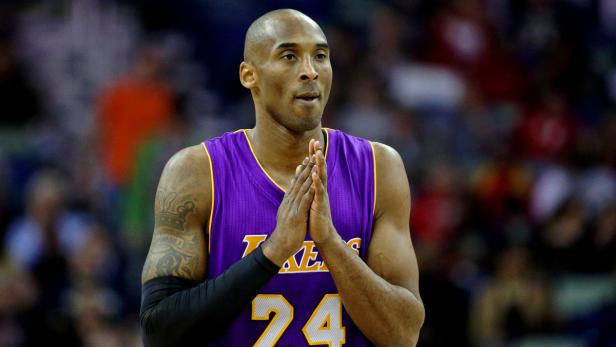 Kobe Bryant im Trikot der Los Angeles Lakers mit gefalteten Händen.