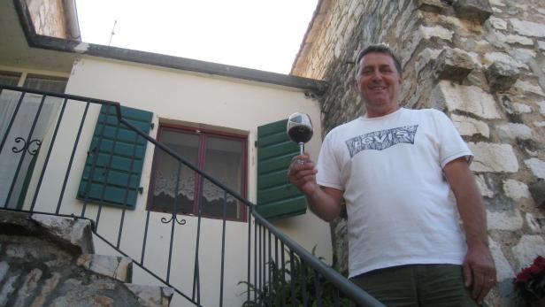 Tomislav Purtic verkauft seinen Wein in seinem Haus in Srednje Selo