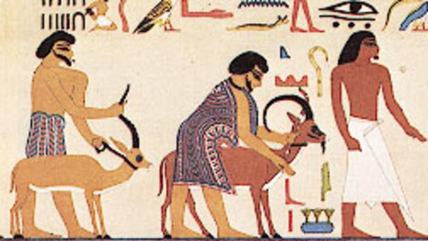 Eine altägyptische Wandmalerei zeigt drei Männer mit Antilopen und Hieroglyphen.