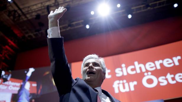 APA14367238 - 29082013 - WIEN - ÖSTERREICH: Bundeskanzler Werner Faymann am Donnerstag, 29. August 2013, im Rahmen des Wahlkampfauftaktes der SPÖ in Wien. APA-FOTO: GEORG HOCHMUTH