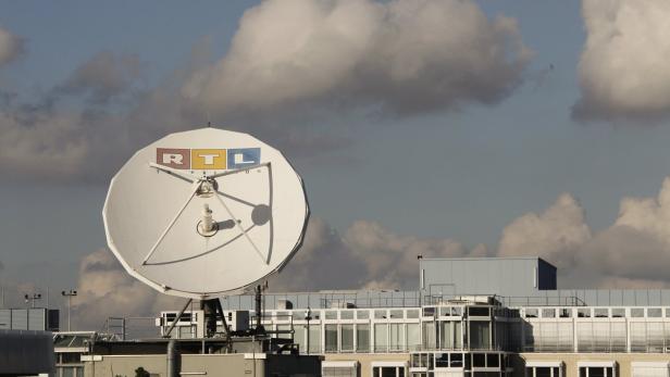 A satellite dish of RTL Television is seen on the roof of the former RTL headquarters in Cologne November 12, 2012. Media conglomerate Bertelsmann and its RTL Group warned the economic crisis in Europe would weigh on earnings this year as companies spend less on advertising. RTL Group, majority owned by Bertelsmann, earlier said it still expected its 2012 operating profit to drop, citing an &quot;increasingly tough economic environment&quot;. And while the euro zone crisis has started to hit the German economy, RTL said its TV advertising sales slightly increased in Europe&#039;s biggest economy. Picture taken November 12. REUTERS/Wolfgang Rattay (GERMANY - Tags: BUSINESS MEDIA)
