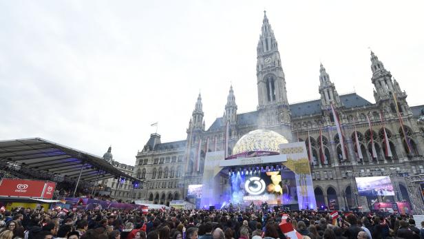 Das Eurovision Village am Rathausplatz in Wien: Wer hier mitfeiert, sollte auf Gummistiefel umsteigen.