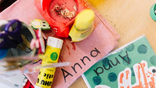 Ein Schreibtisch mit Bastelutensilien und dem Namen „Anna“.